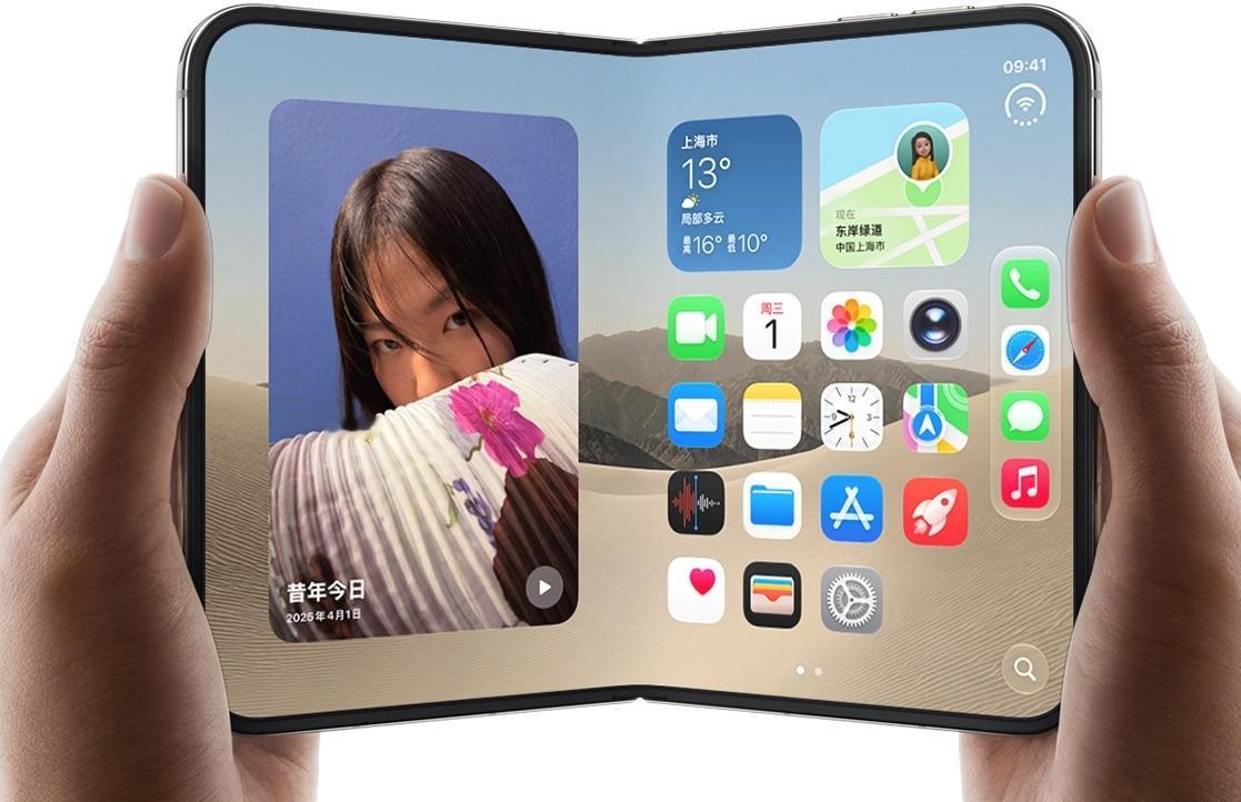 苹果首款折叠屏iPhone Duo正式发布。

采用书本横向折叠设计，展开接近 