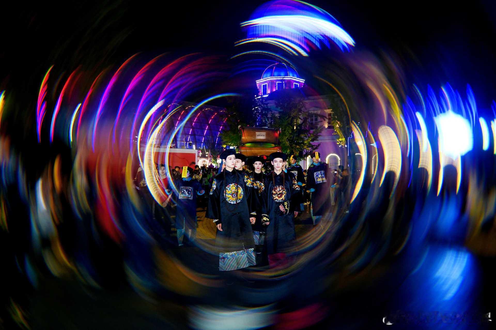 成都一群冷面帅男吃得真好 谁没被成都这波谷围夜行戳中！冷面帅男们又酷又养眼，无人