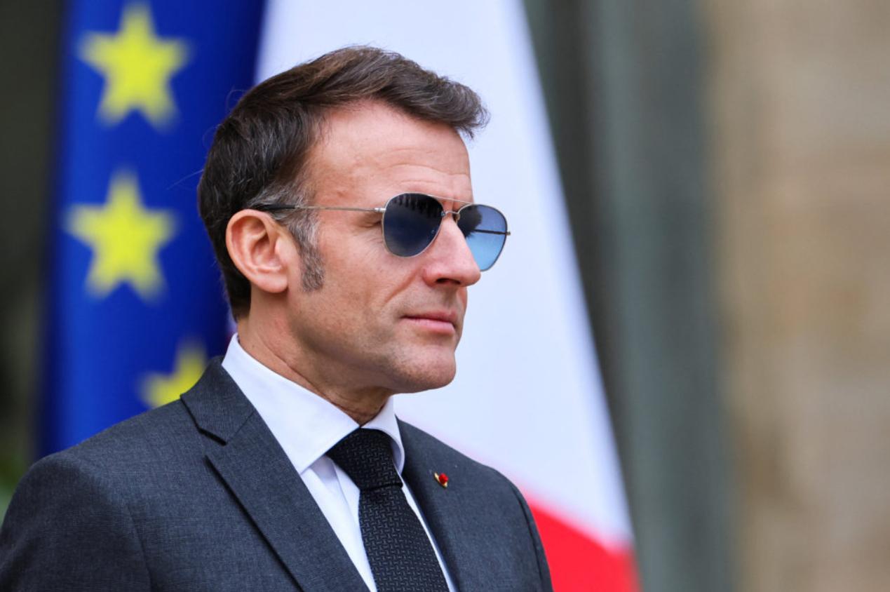 马克龙这回是真的不装了！一边派警察要把马斯克抓起来“拷问”，一边又悄悄派心腹去莫