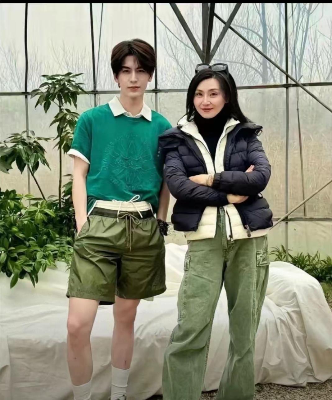 难怪张凌赫那么高大又帅，原来他有个年轻漂亮妈妈。