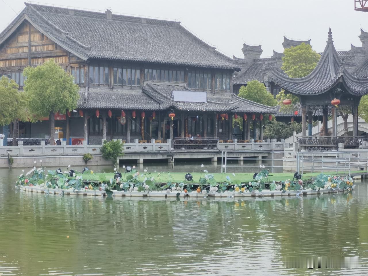 黑夜泣泪，终成勋章
 
那些让你深夜流泪的，终将成为你故事里，最坚韧的篇章。当长