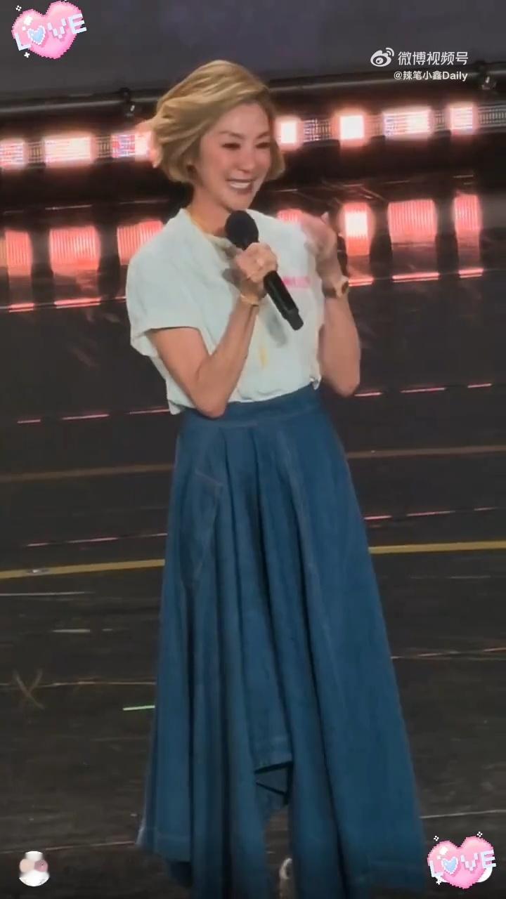 杨紫琼 中国电影很爱你杨紫琼哭了 谁能不心疼啊！杨紫琼现场落泪，台下明星也纷纷动
