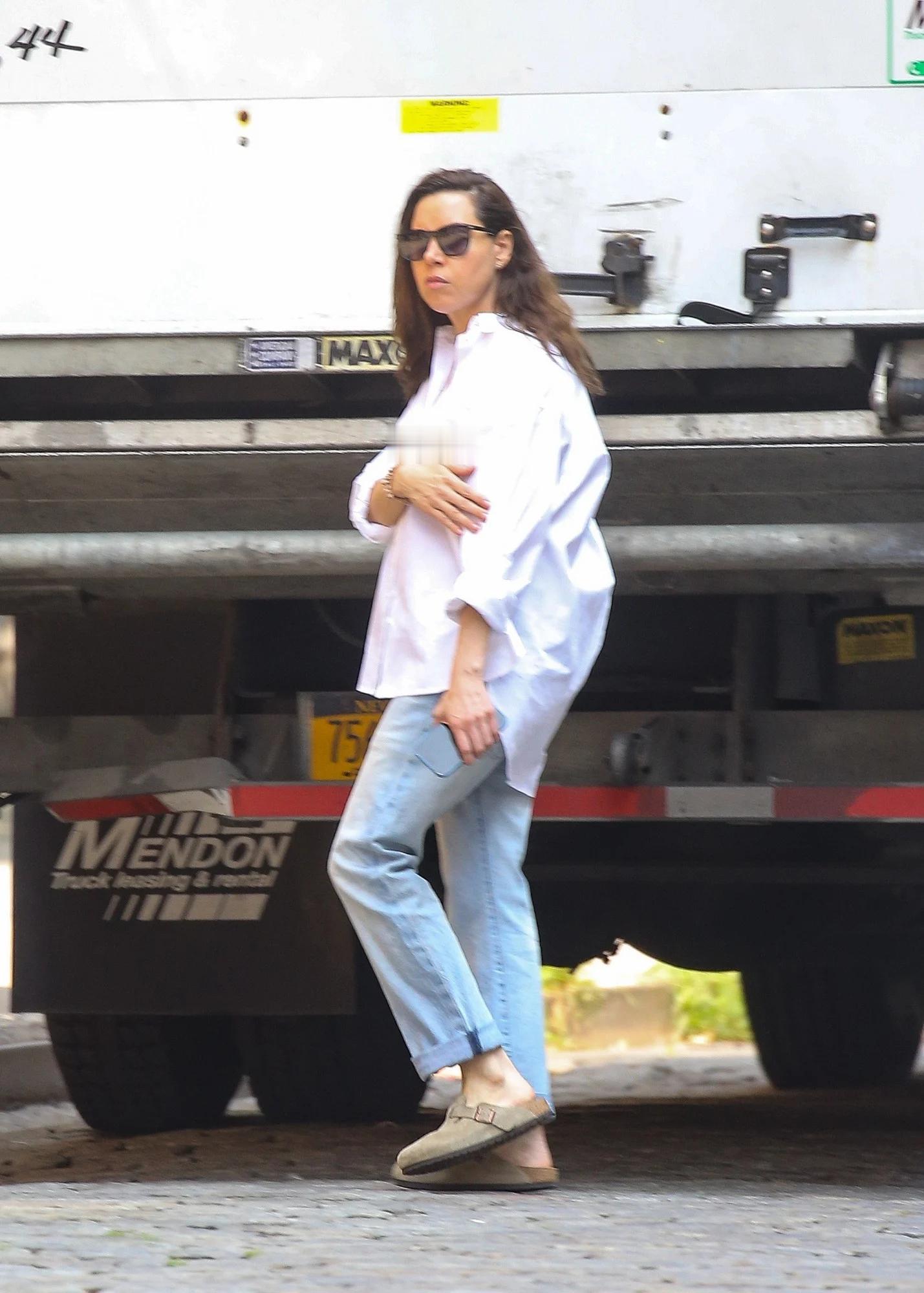 Aubrey Plaza 12日纽约外出 
