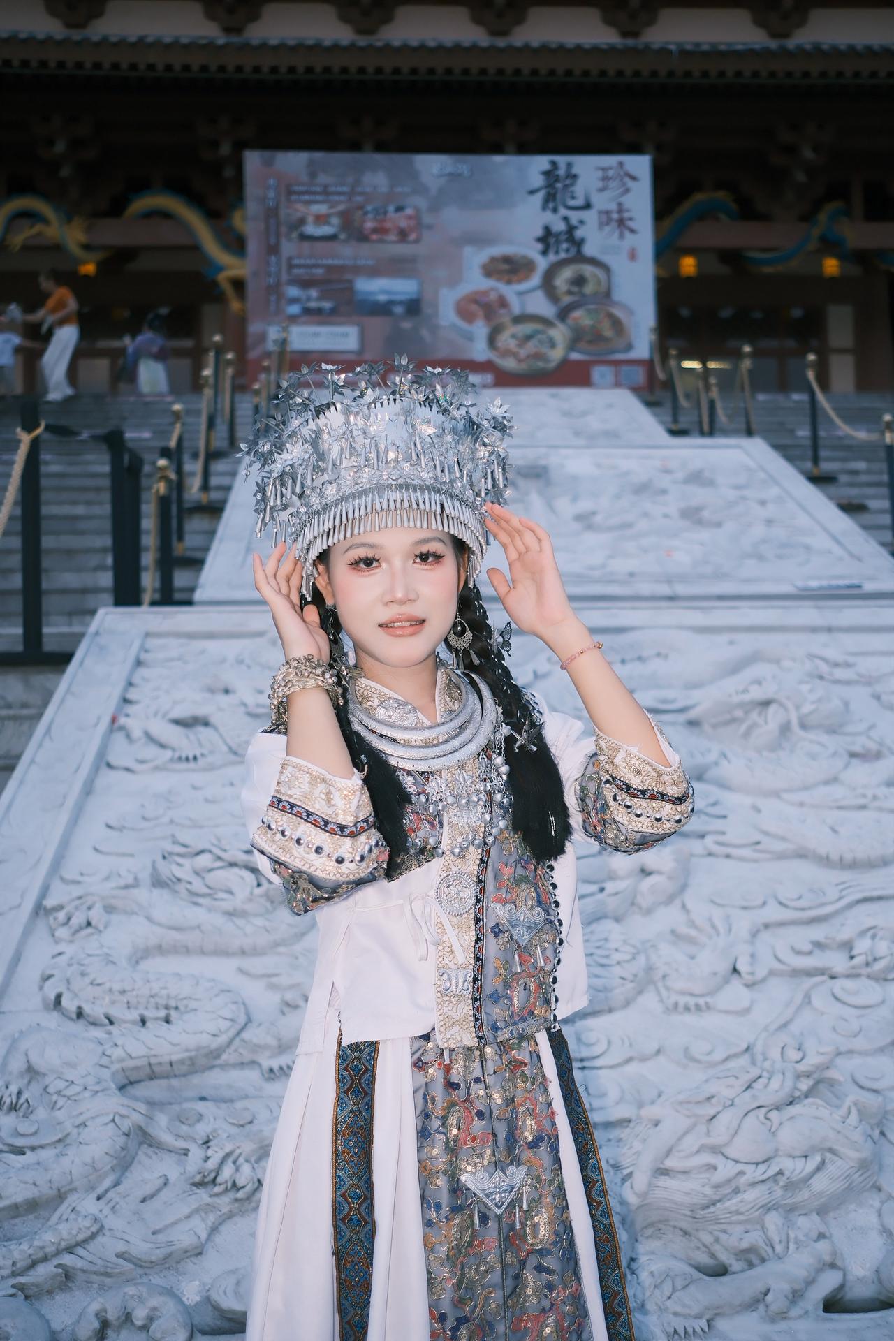 古镇随手拍一张苗族 苗族姑娘