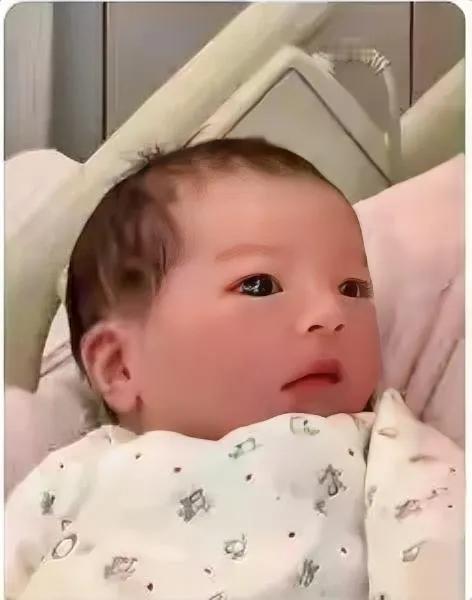 郭富城三胎女儿，感觉三宝非常漂亮，应该随妈妈多一些，当爸爸的依然非常开心，自己的