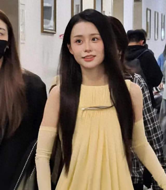 王晓慧黄裙造型太亮眼！亮相宁波电影之夜，素人演员再获认可