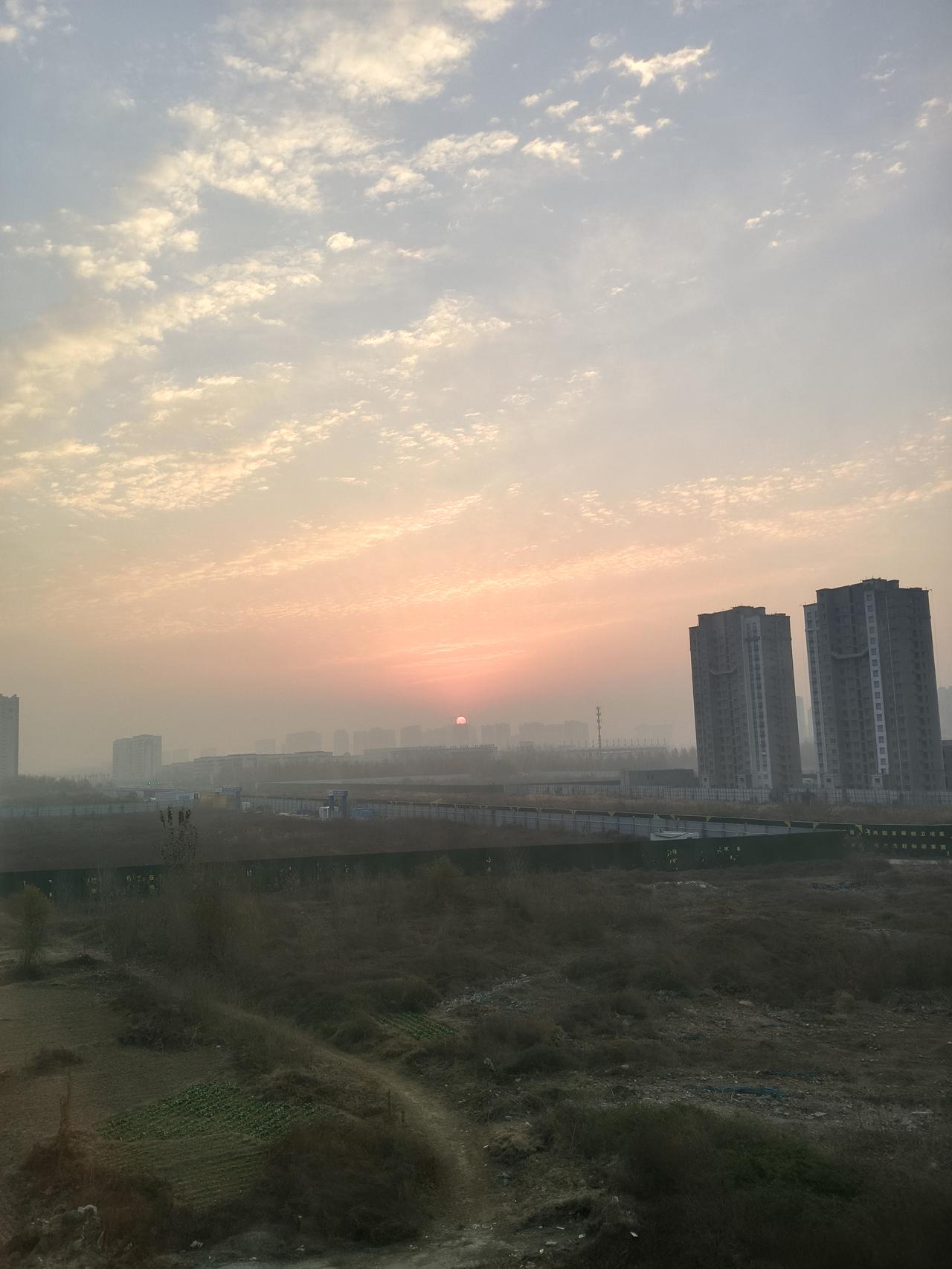 还记得小时候去房子外面躲地震吗？
记得夜里听到锅碗瓢盆响。母亲拉起我就上外边去。