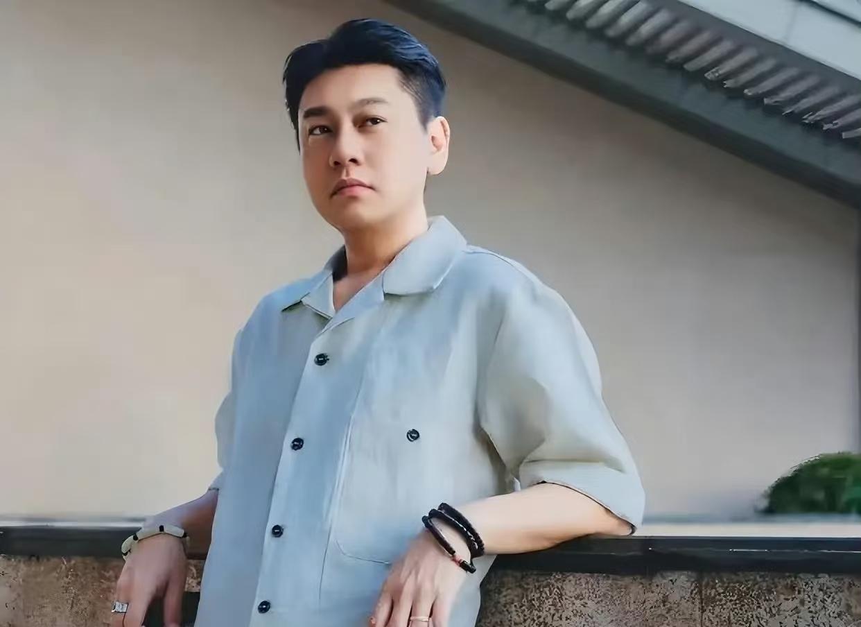 他删了贾玲的微信，不是闹翻，而是因为两年没说话。
朱孝天定期清空通讯录。
明道、