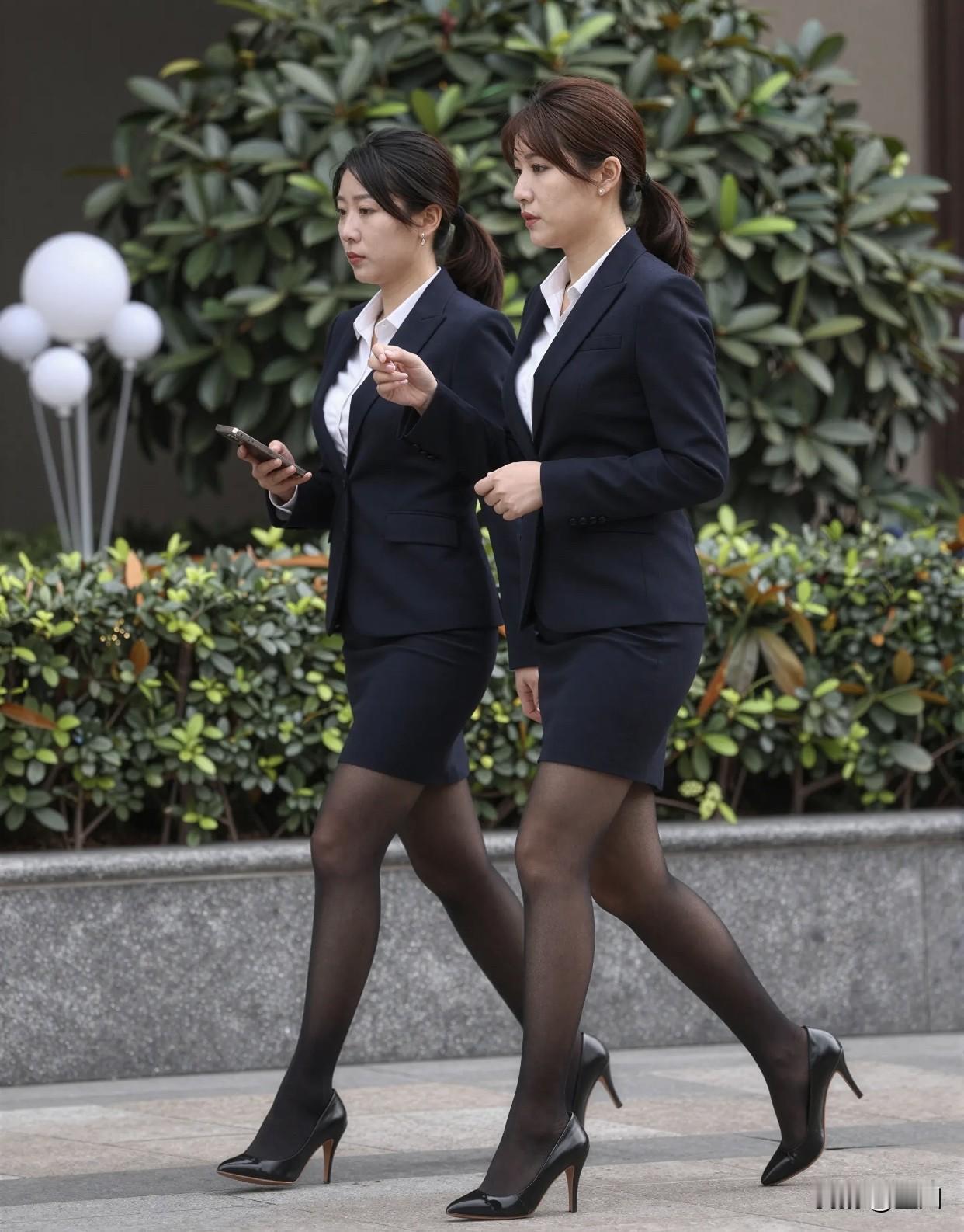 来分享下你眼中的倾城美人吧！有优雅的气质，举止大方得体。