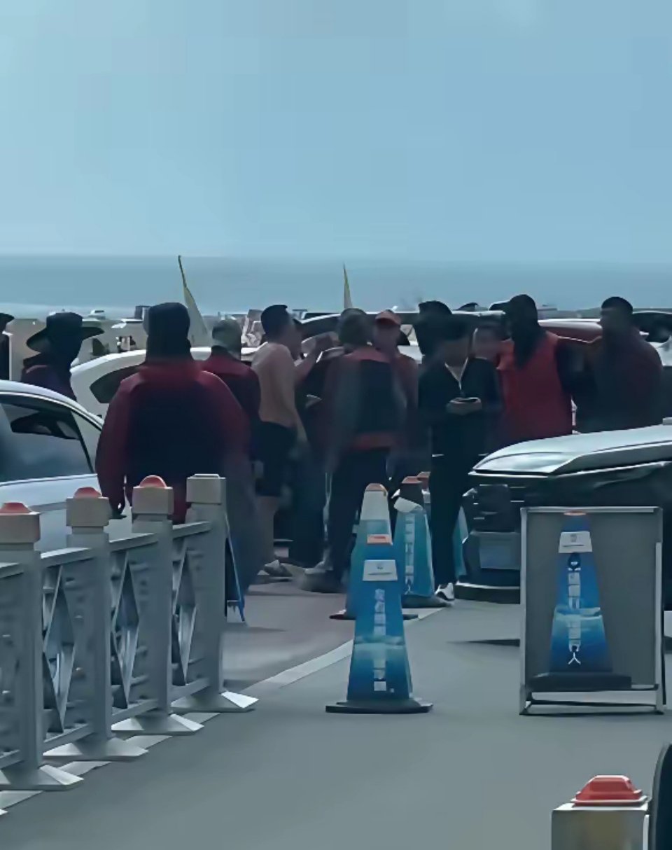 我取消了赛里木湖的旅游订单。赛里木湖事件并非个案，其实景区工作人员的态度都差不多
