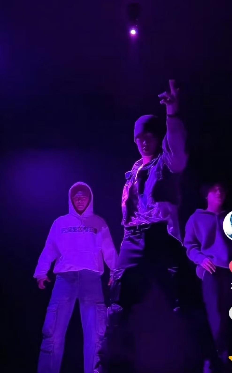 张艺兴balance的神张艺兴半跪滑张艺兴balance的神，带感。好看 