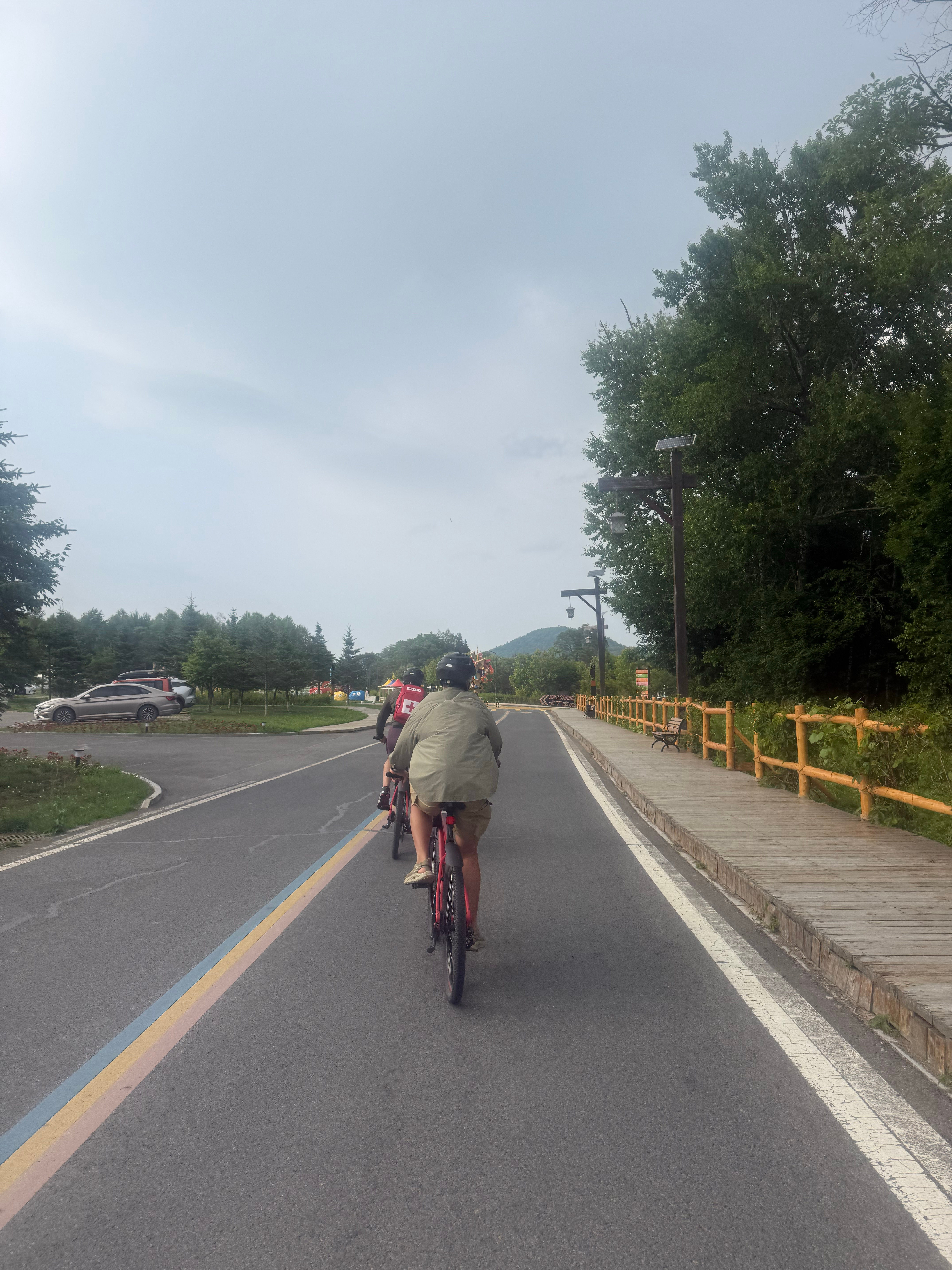 下午跟艾文去了中级骑行一上来就是三个大坡他和教练总在前面问我：累吗？跟得上吗？还