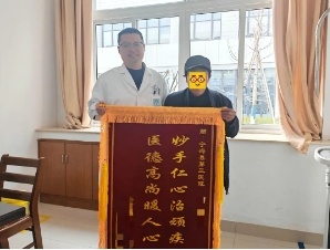 宁波宁海老人突发病症医生细心救助 近日，宁海一位患者前来就诊时，陪同的葛大爷突然