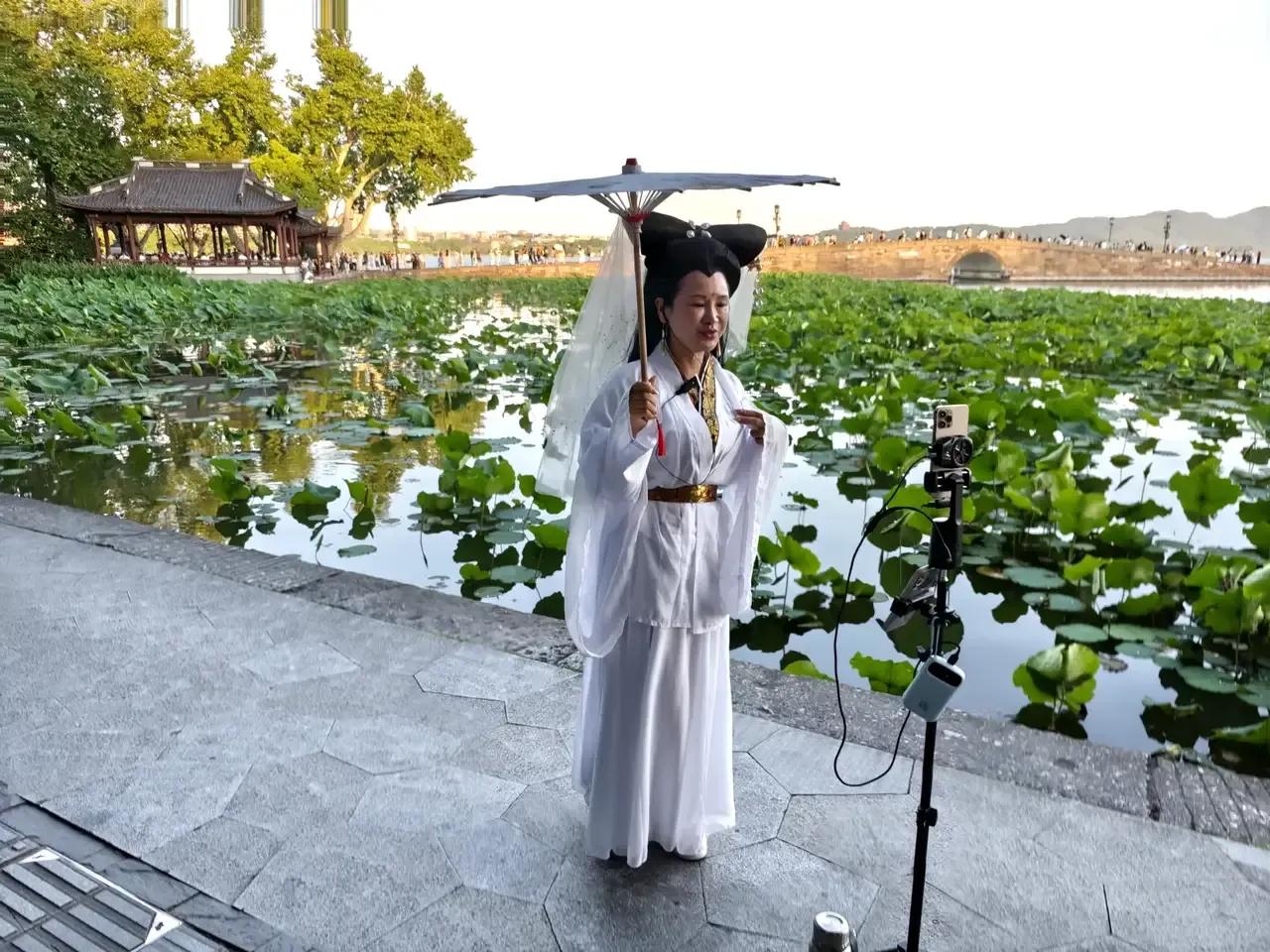 西湖断桥美景，如诗如画，漫步断桥湖畔，邂逅浪漫时光。夏日的风拂过断桥，满眼繁花似