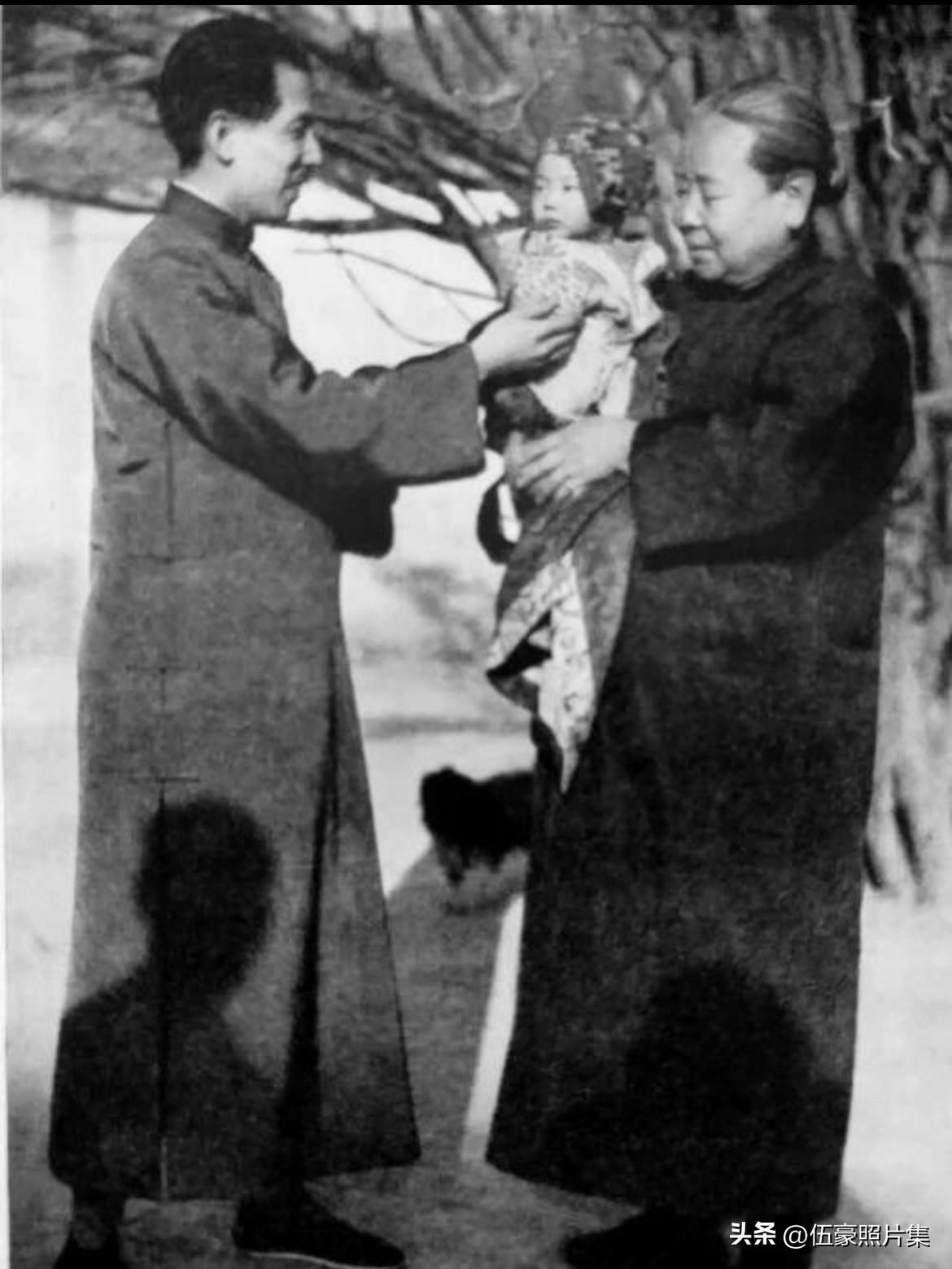 1931年，张学良逗趣未满周岁的儿子张闾琳的温馨一幕。张闾琳是张学良与“赵四小姐