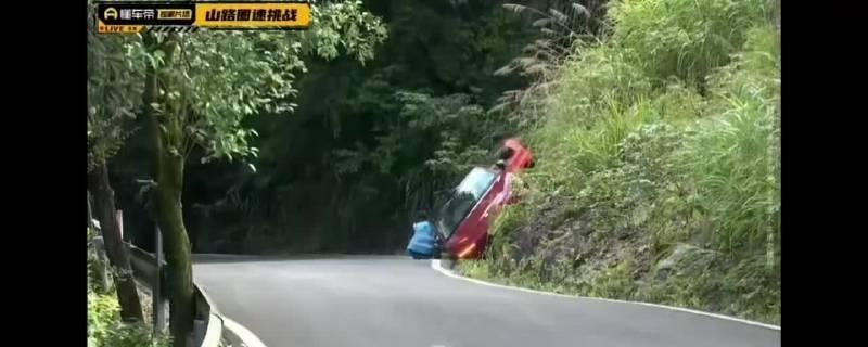 懂车帝跑山直播出现惊险一幕，车辆冲出路面险些翻车，万幸人员没有受伤。大马力电车跑