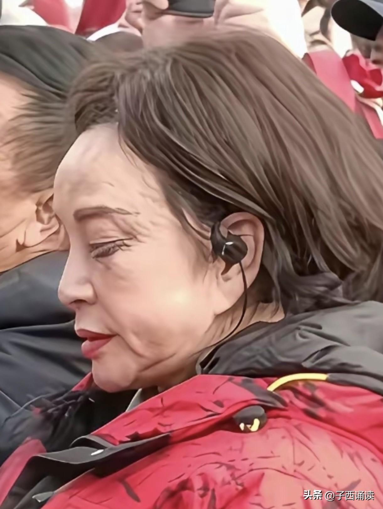 近日，75岁的刘晓庆在短剧《锦绣安然》中与小30岁的男演员拍摄了悱恻缠绵的吻戏，