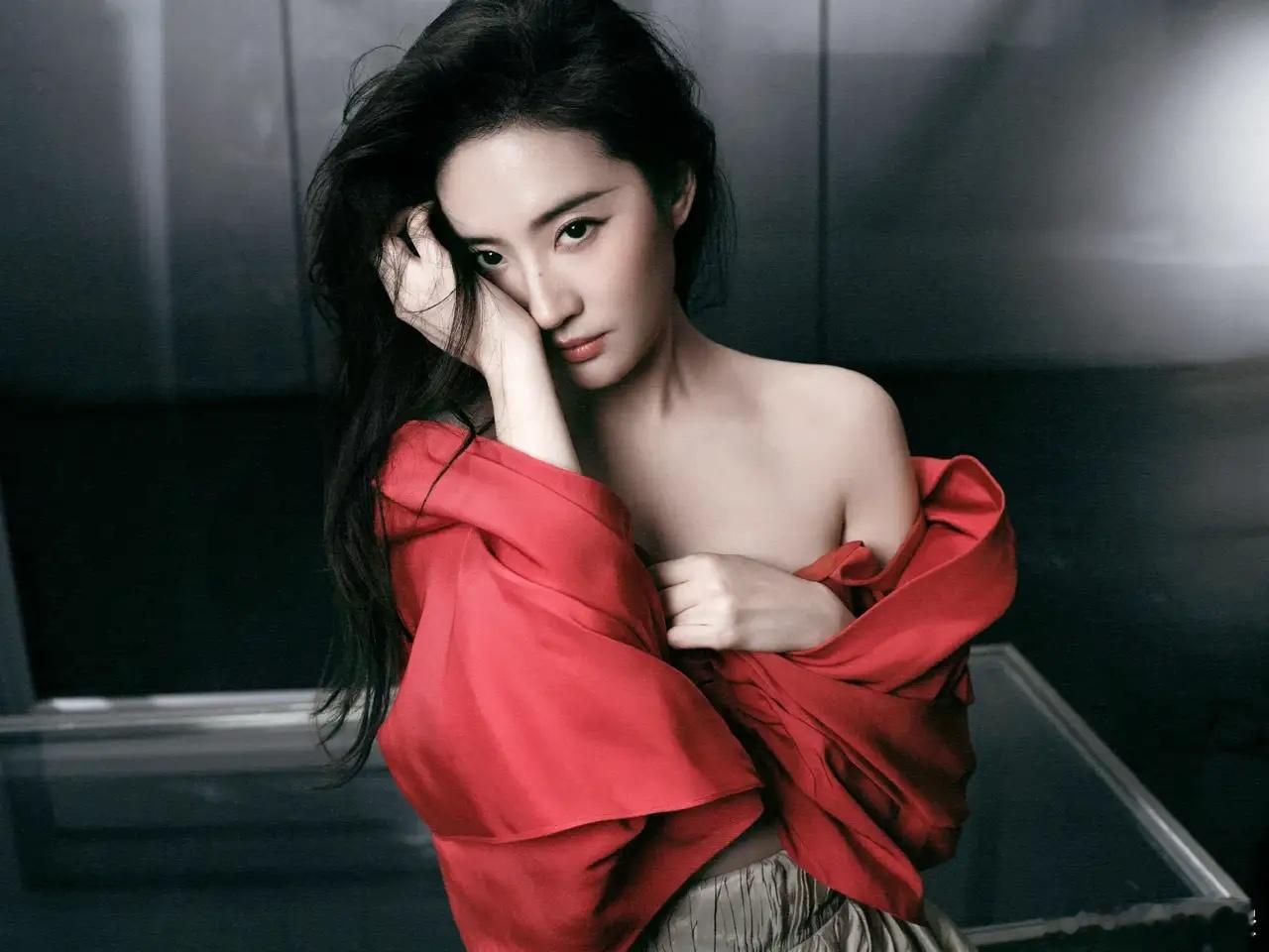看了几天时尚博主爆料 刘亦菲会选择哪家杂志。是刘亦菲选杂志，不是杂志选刘亦菲。她
