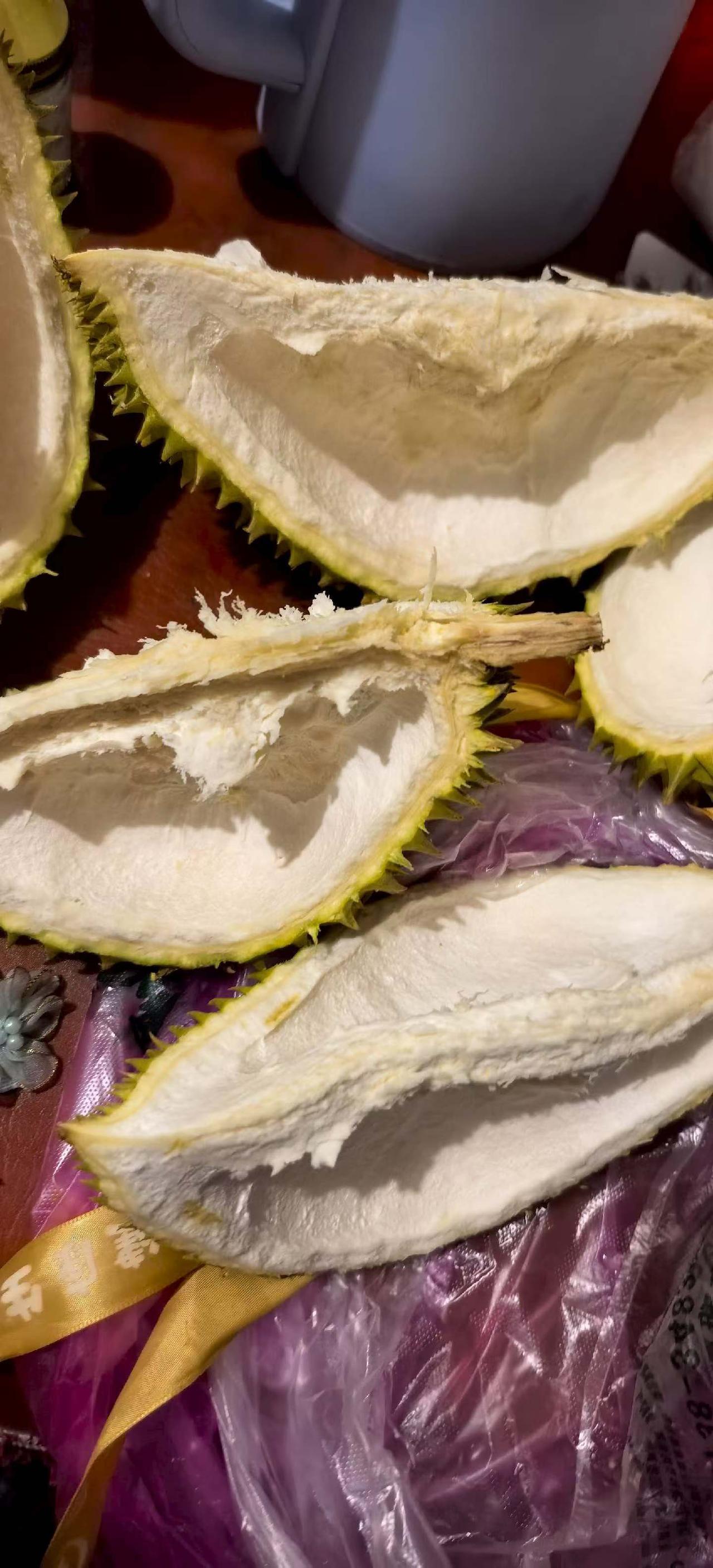 又一个榴莲被我造完了！
 
刚打开那股香味就直钻鼻子，我直接口水直流。软糯香甜的