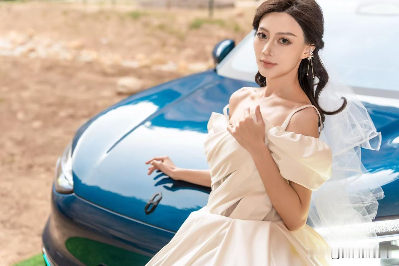 优雅车旁，白裙美人，尽显高贵气质！美女模特照应该怎样拍 温柔白裙写真 黑裙丽人写