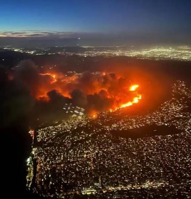 洛杉矶遭遇史上最具破坏性火灾，超万座建筑被毁，15万人撤离，为啥火势难以控制？因