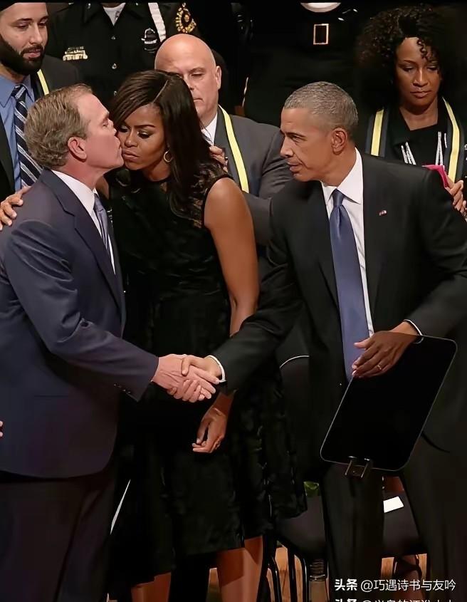 尴尬的致意

肃穆的追悼会现场，镁光灯闪烁不停。小布什侧身凑近，以贴面礼向米歇尔