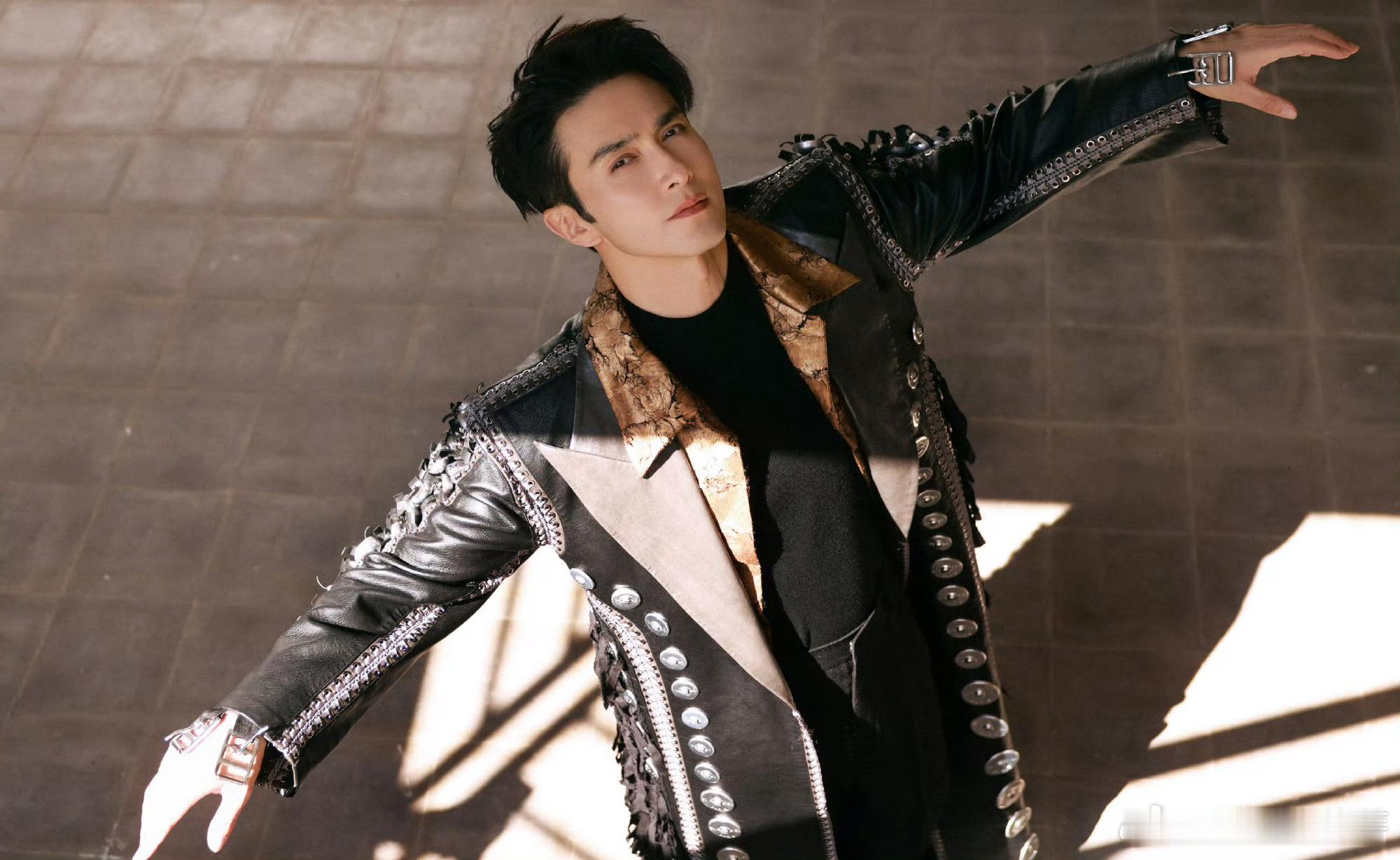 高伟光皮衣上的铆钉有二十多斤重星光大赏上，高伟光那身带二十多斤铆钉的皮衣绝了。穿