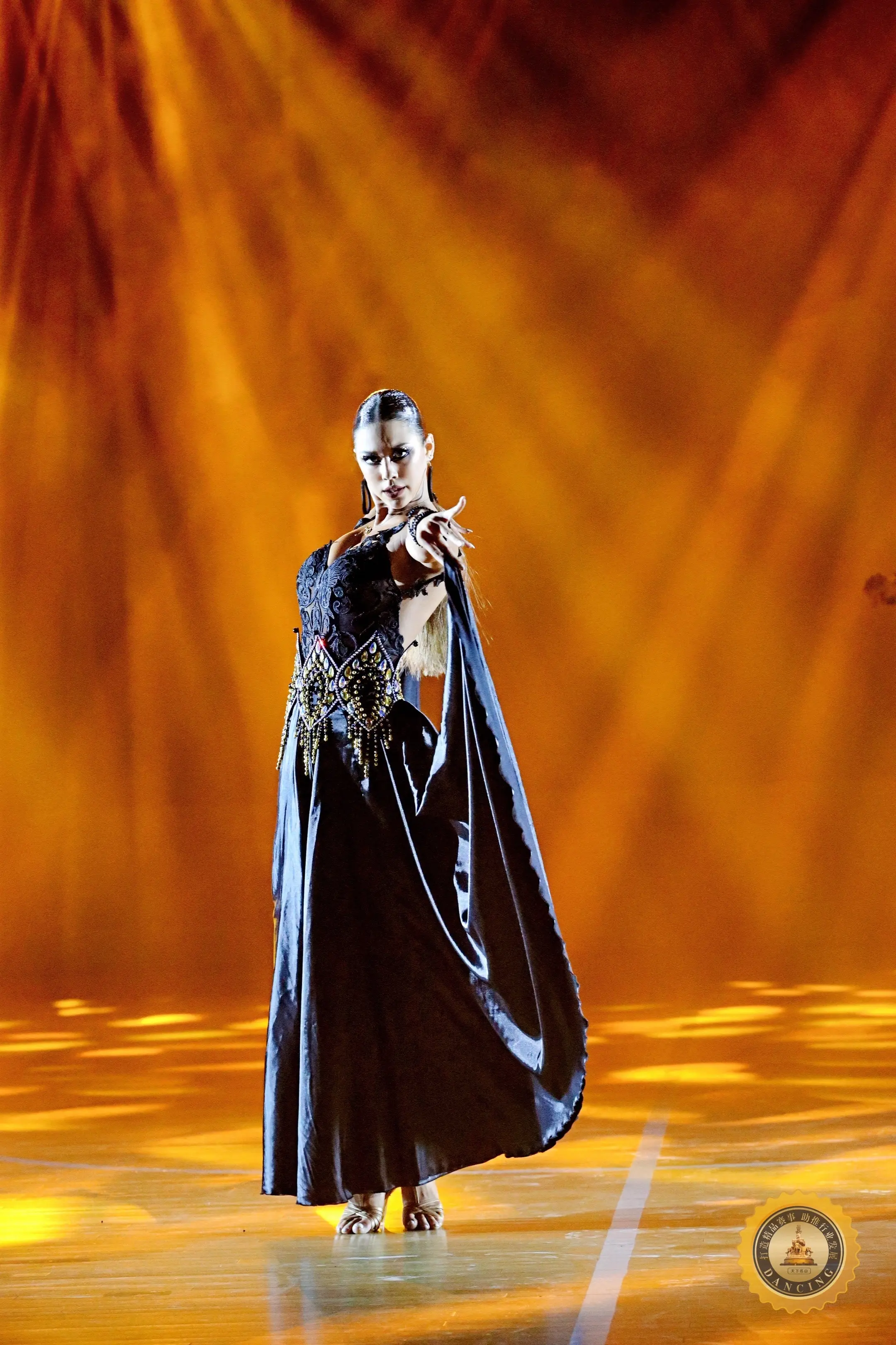 在舞动中，我们死去千次，又在呼吸的间隙重生…