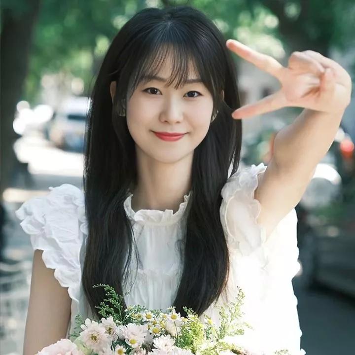 元气少女手举V字，清新花束点缀，甜美微笑，瞬间俘获心房！手拿花束 森系手捧花束 