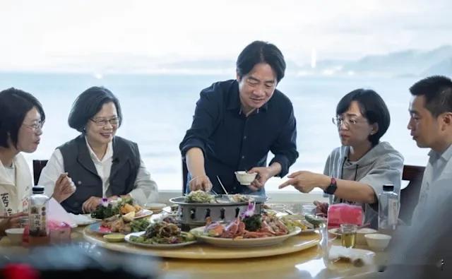 赖清德挺会装
这是他今天请客场景
主题当然是给新北市长参选人苏巧慧助选
现场还有