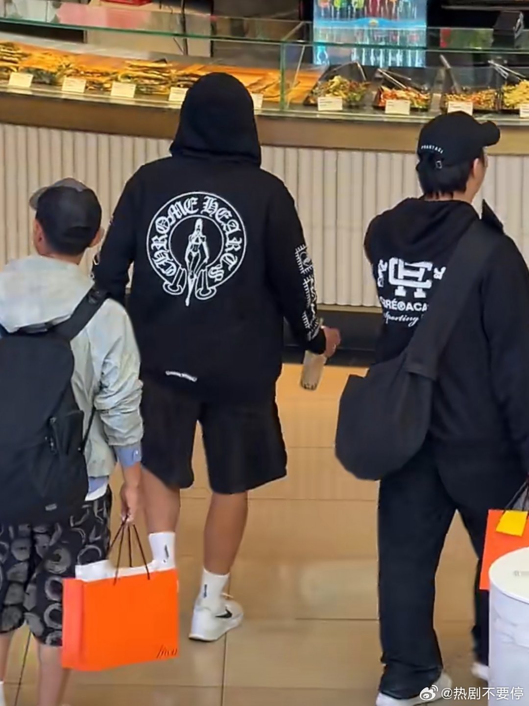 他还是那么爱珍珠奶茶🧋周杰伦怎么又在喝珍珠奶茶啊