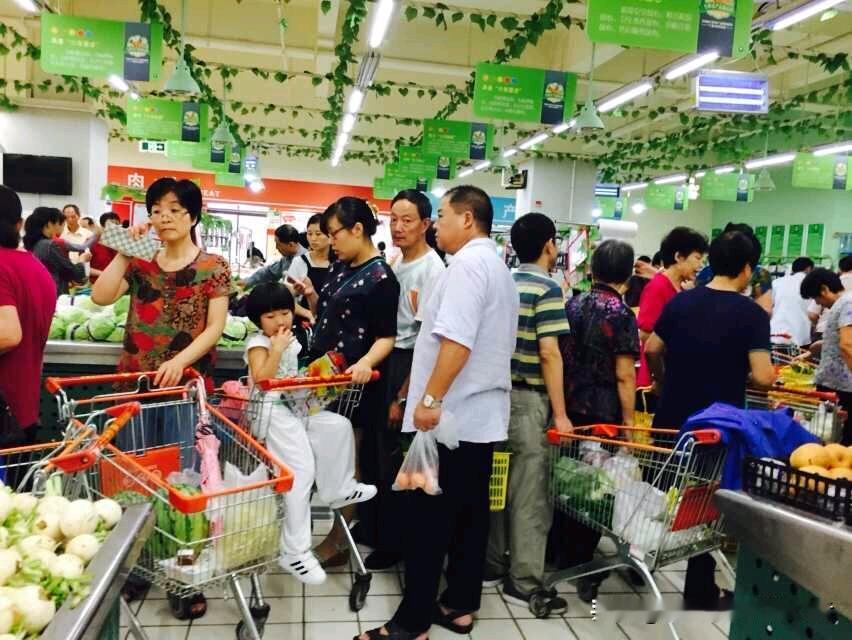 台风还没影儿，超市货架先“秃”了。

不是风先到，是“抢菜大军”先杀到了。经历过