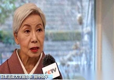 日本一个73岁的老太太，一句话把自家政客的底裤都给扒了。
她说：中国明明什么都没