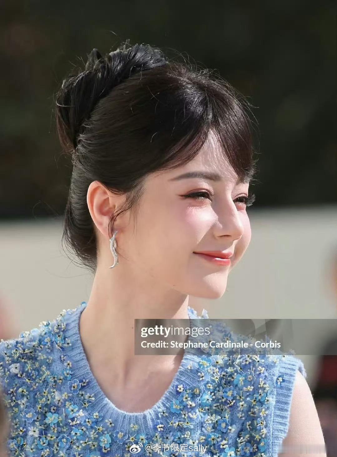 迪丽热巴外媒镜头生图来袭，我趣好美好可爱啊😻 Dior连发4条迪丽热巴 ​​​