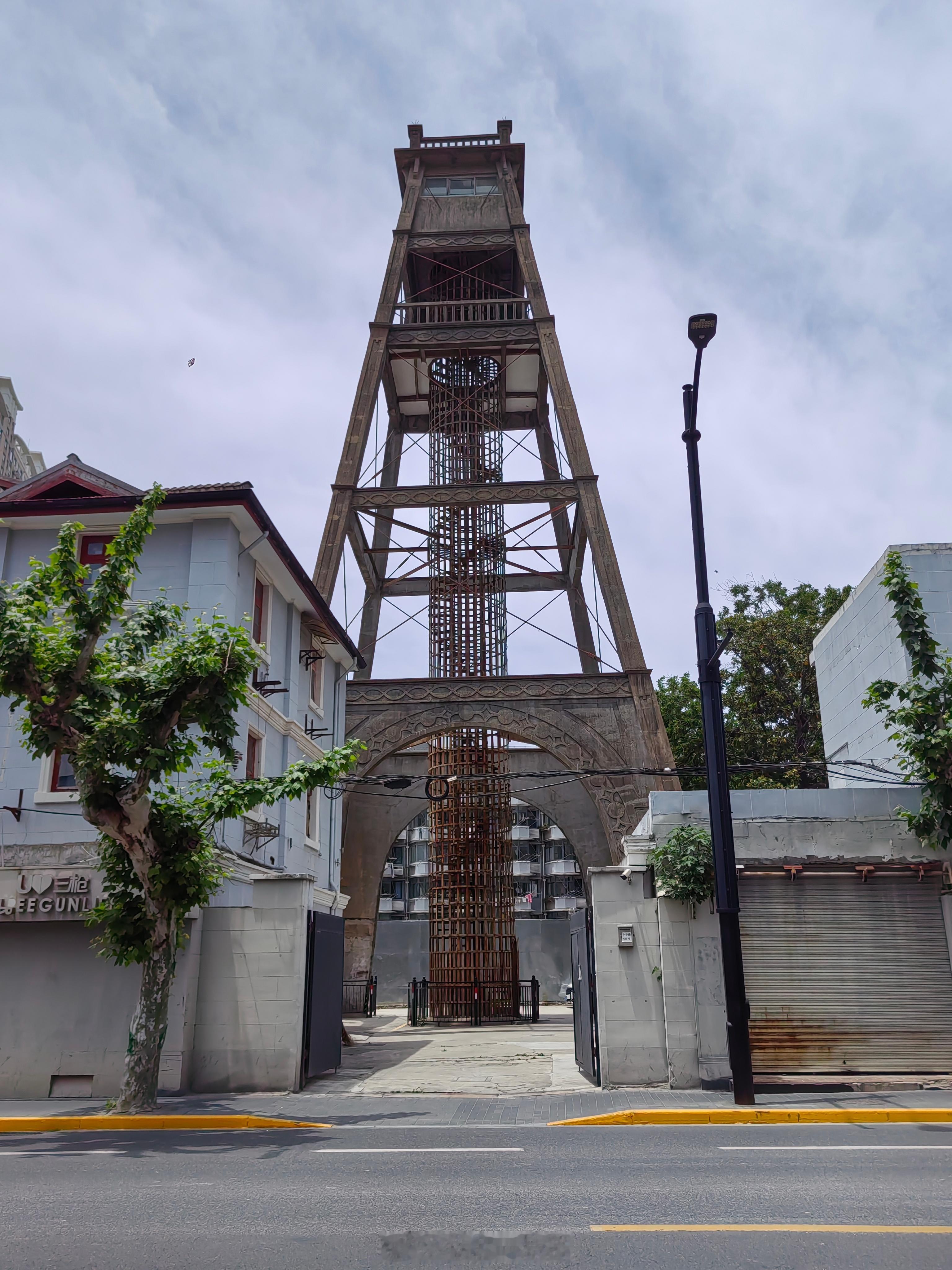上海老城厢救火塔上海老城厢小南门，矗立着一座百年钢铁高塔，老上海人都叫它救火瞭望
