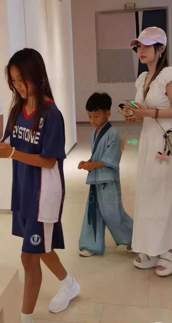 甜馨是一点妈妈的白没遗传，净遗传贾乃亮的黑了，别人专门去美黑都出不来这个效果，美