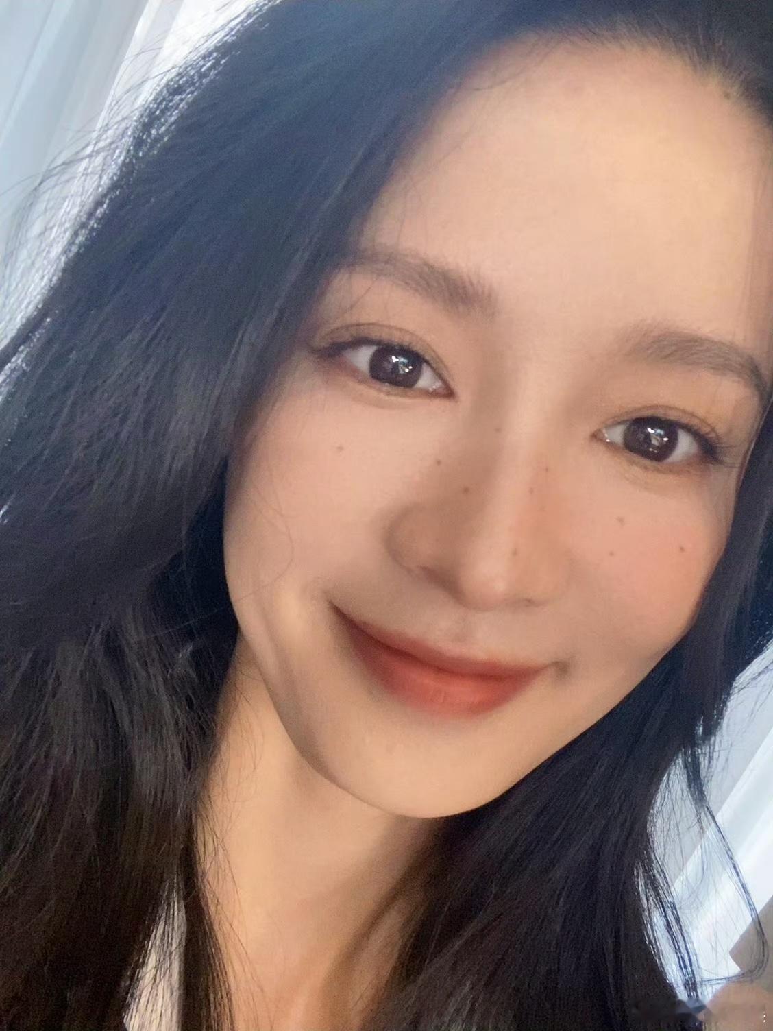 # 李沁A甜雀斑妆#​​​#李沁点了10个雀斑# 李沁的新妆容令人眼前一亮！雀斑