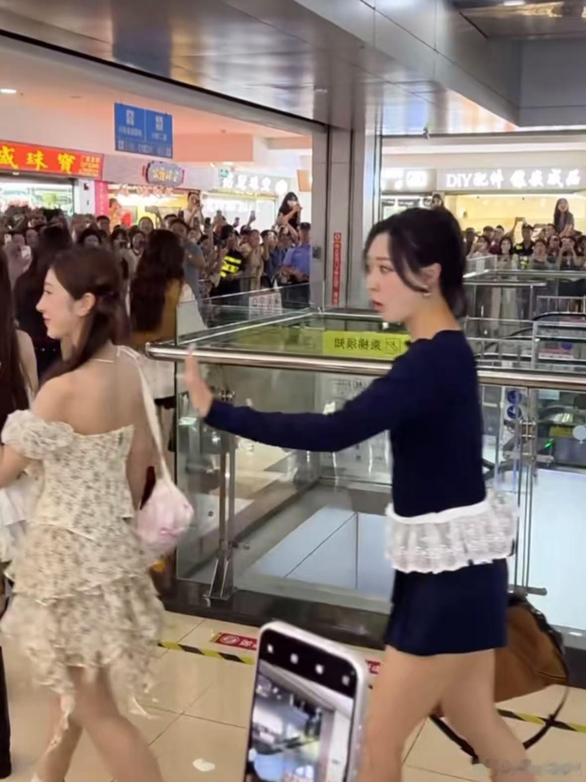 汕尾偶遇浪姐6 浪姐6姐姐们的到来让汕尾成为焦点，侯佩岑优雅大方，宋妍霏和小婉管