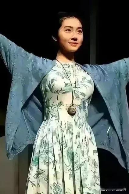 照片中这个女人，样子看起来非常成熟，一眼看去，很多人都会以为她有二十七八岁了，但
