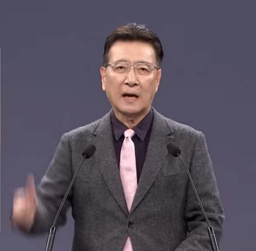 赵少康在今晚的政见发表会上炮轰赖清德的“台独”主张，批赖是“台湾和平恐怖分子”。