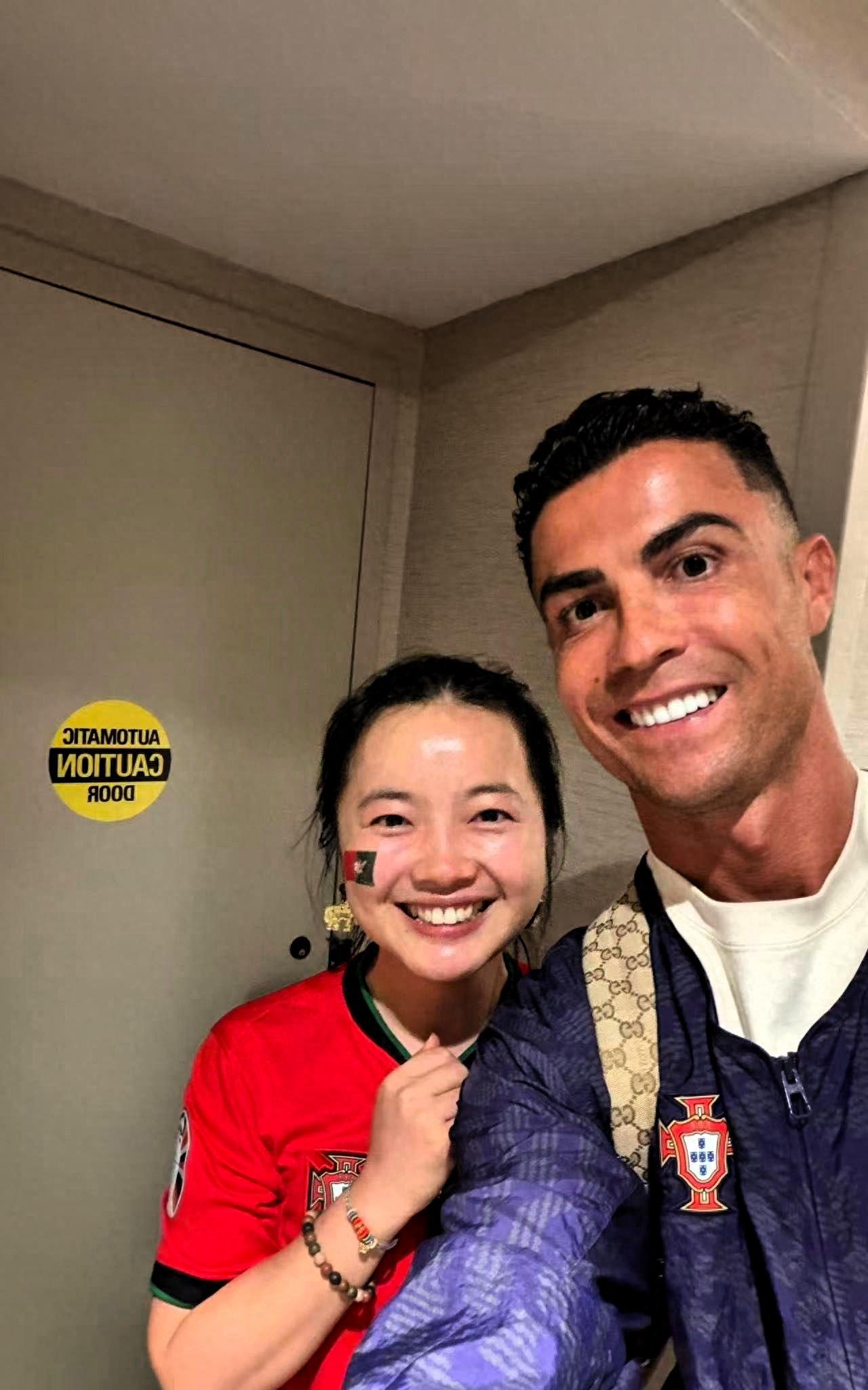 全网都在吵一件事——中国女球迷说她在多伦多电梯偶遇C罗，被拉进消防通道，拥抱三次