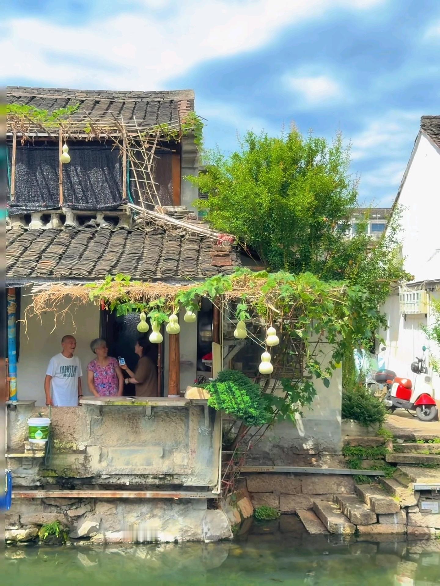 葫芦娃爷爷事件 变味好好的一件事被流量带偏，扎堆打卡上门打扰旁人生活，过度围观早