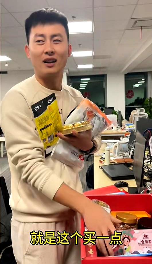 你们见过那种能把年货礼盒讲得跟脱口秀一样顺溜的人吗？
武亮就是！

张学峰让他当