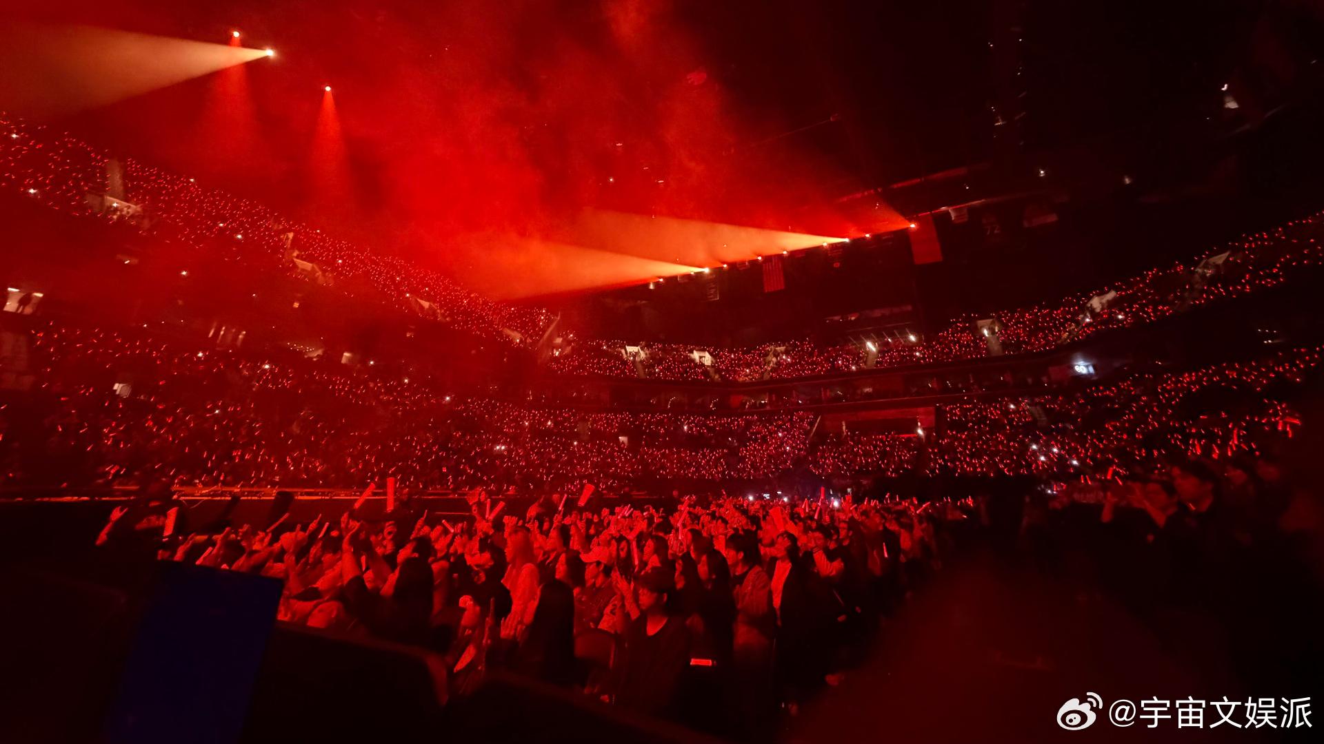 汪苏泷纽约上座率汪苏泷上座率汪苏泷世巡纽约站，巴克莱中心座无虚席，粉色与红色灯海