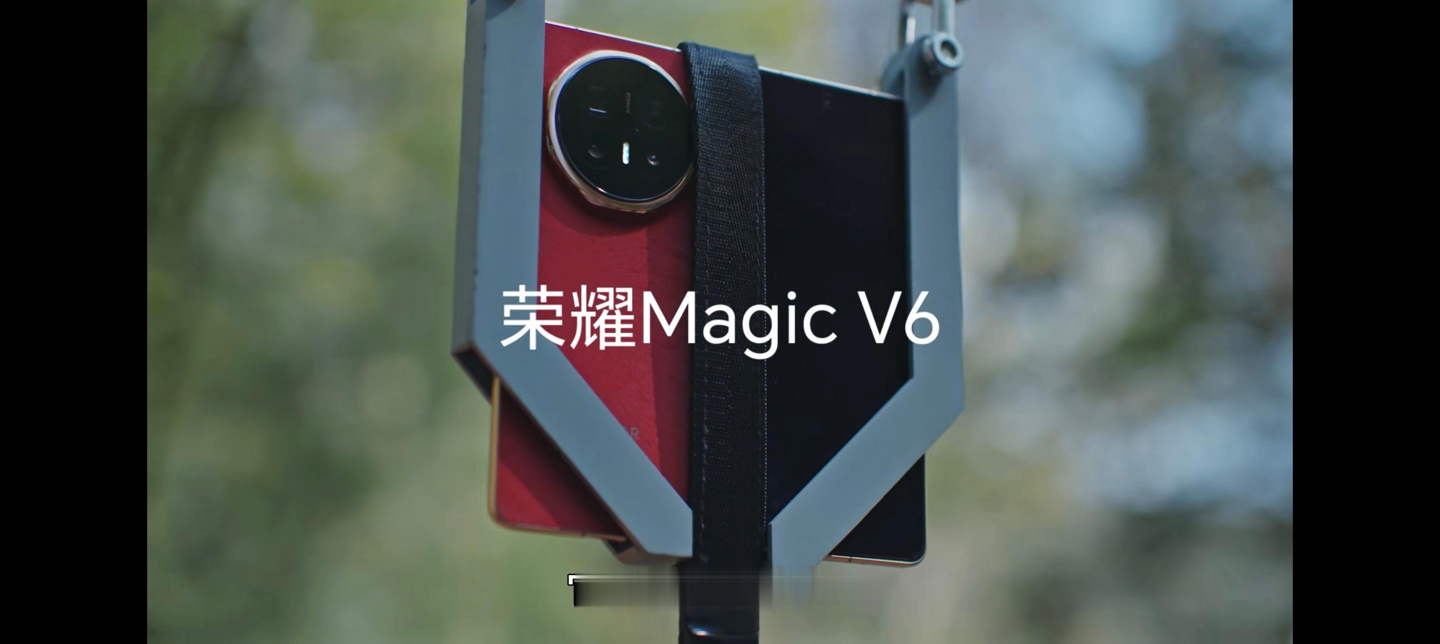 荣耀Magic V6挑战铰链极限，直接用滑索载物、载人，居然完好无事，没有变形，