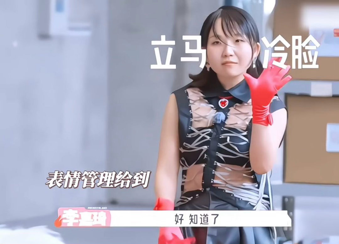 刘冲让李嘉琦走秀不要笑刘冲指导李嘉琦走秀临时走秀特训正在进行，刘冲耐心拆解每一处