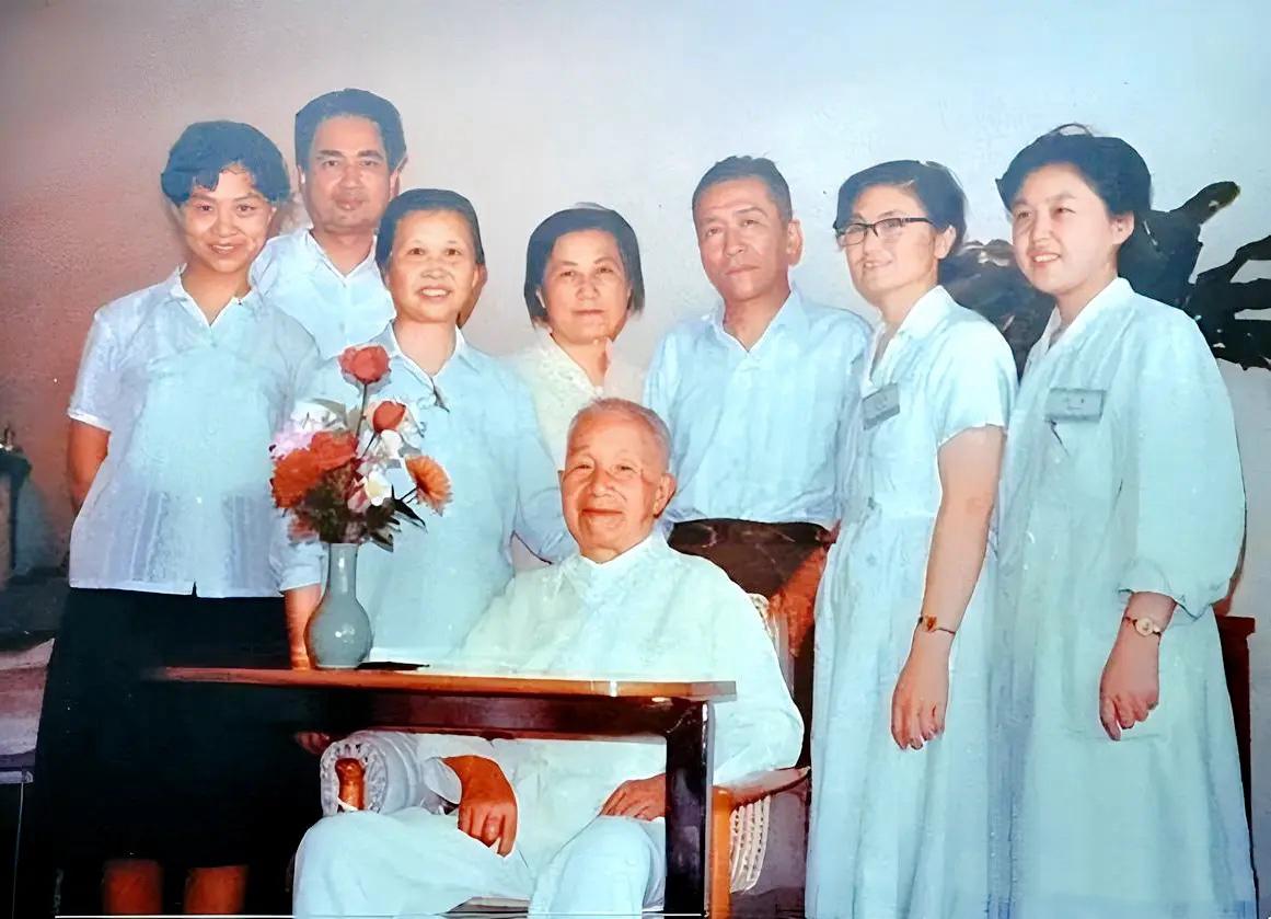 1983年，76岁的粟裕大将病逝前，与夫人楚青以及医务人员的一张合影，当时的粟裕