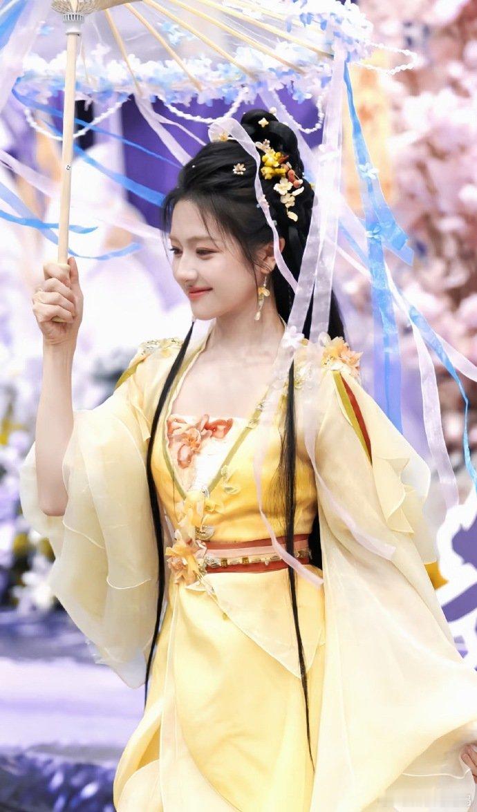李兰迪太灵了看扮相瞬间代入千云兮，李兰迪身着珠光纱裙，表情娇俏带点小娇嗔。古灵精