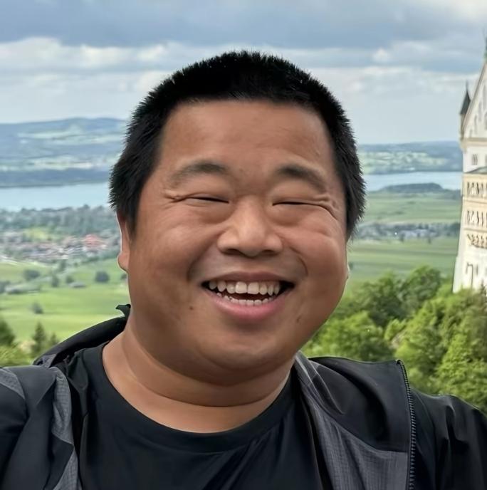蓝战非高考292分，大专都上不了。可这人打游戏是真狠，英雄联盟国服第一，当上职业