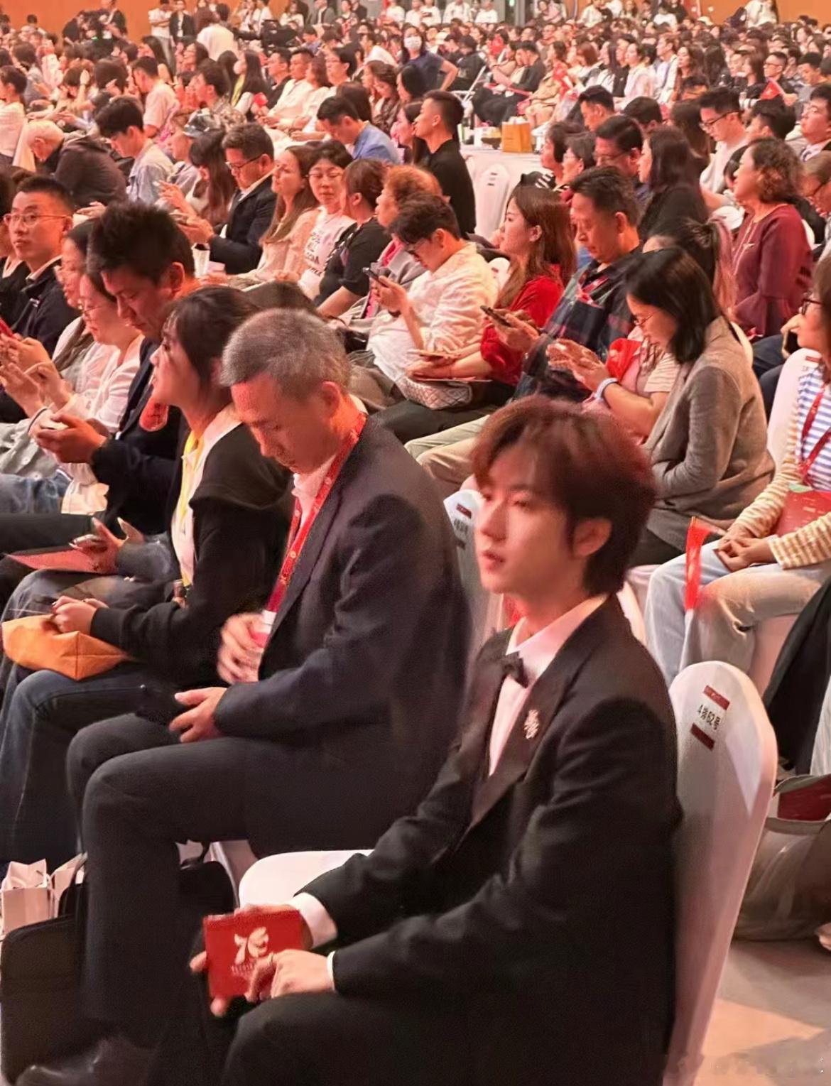 坐在场内的主持人贺峻霖#贺峻霖中传70周年校庆彩排# #贺峻霖主持中传校庆# ​